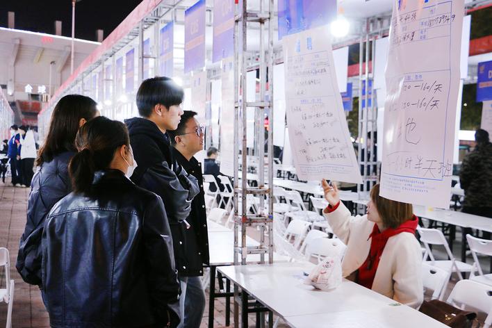 2024年“金秋招聘月”活動暨“萬人助萬企”夜市招聘會在市體育廣場舉辦